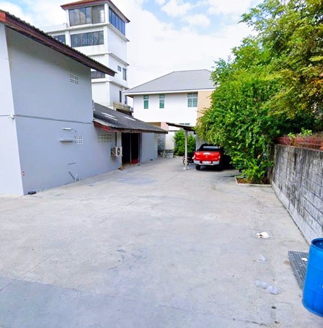 ตลาดปัฐวิกรณ์ 3 กม. MRT บางกะปิ 2.2 กม. เดอะมอล์ บ้านคฤหาสน์2ชั้น 5นอน  600ตร.ม. บนที่ดินครึ่งไร่ นวมินทร์ 22-28   MRTลาดพร้าว101 2.8 กม.