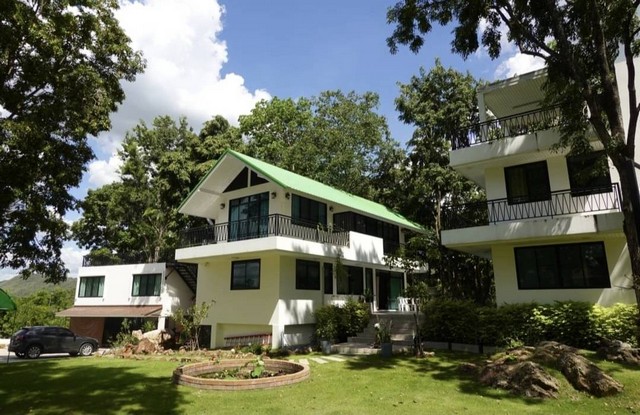 ขายบ้านพักตากอากาศบนพื้นที่ 2 ไร่เศษ เป็นบ้าน 3 หลัง ที่ดินอยู่บนเนินเขา วิวสวยมาก  หนองสาหร่าย ปากช่อง