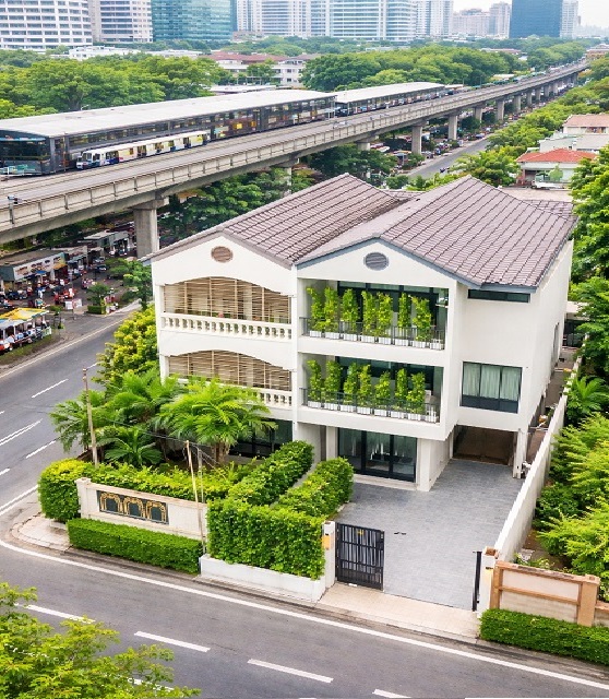 ทาวน์เฮ้าส์ใหม่ 3.5 ชั้น 4 นอน 5 น้ำใกล้BTSเอกมัย 1.2กม.ดีไซน์ทันสมัย  31ตร.ว. 380ตร.ม. เมเจอร์ ซีนีเพล็กซ์ เอกมัย 1.5 กม.