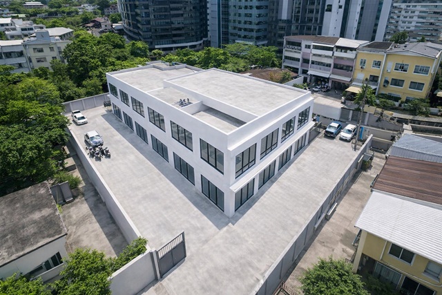 เกือบครึ่งไร่ 160ตร.วา จอดรถ8คัน เดอะ โรงเรียนกรุงเทพคริสเตียน แบงค็อก สาทร    BTSสุรศักดิ์ 199ม.  Showrooms 6คูหา 4นอน  4น้ำ