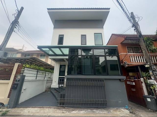 HR 6369 ให้เช่าบ้านเดี่ยว 2 ชั้น 4 ห้องนอน ซอยโชคชัย 4 ซอย 39 (เจ้าแม่กวนอิม) ใกล้ MRT โชคชัย 4