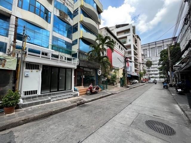 RS196 เช่า พื้้นที่ ชั้น 1 และชั้นลอย อาคารพาณิชย์ รีโนเวทใหม่ ใกล้มหาวิทยาลัยหอการค้าไทย ทำเลดี