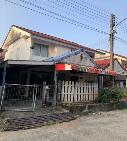 สัมผัสชีวิตใหม่ในใจกลางนครศรีธรรมราช บ้านแฝด 2 ชั้นเพียง 900000 บาท พร้อมที่จอดรถและใกล้แลนด์มาร์คสำคัญ