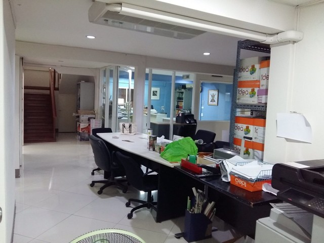 P2028 ขาย ให้เช่า บ้านเดี่ยว ขนาด 150 ตรว. ติด MRT ลาดพร้าว ทำเลดีมาก เดิน 20 เมตร ถึง เหมาะทำโฮมออฟฟิศ จอดรถได้หลายคัน