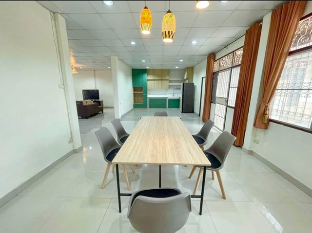 รร.นานาชาติบลูมมิ่งบัด 1.5 กม. ตลาดท่าพระ 600 ม. MRTท่าพระ 500ม. ให้เช่าบ้านเดี่ยว 2 ชั้น หลังใหญ่ หรูหรา  90 ตร.วา. 290 ตร.ม.5นอน  4 น้ำ