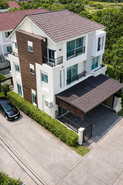 BTSสายหยุด สะพานใหม่ ถ.วัชรพล เวนิส ดิ ไอริส 2.1 กม.ทาวน์โฮม 3 ชั้นให้เช่าหลังมุม 3 นอน 3 น้ำ 25 ตร.ว.บ้านรีโนเวทใหม่