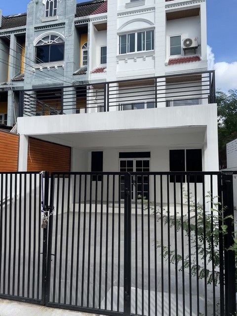 P1545 ให้เช่า ขาย ทาวน์โฮม Home Office 3 ชั้น ซอย ลาดพร้าว 91 เดินทางสะดวก ใกล้เดอะมอลล์บางกะปิ