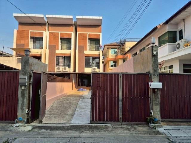 BH3594 ให้เช่าทาวน์โฮม 3 ชั้น อารีย์สัมพันธ์ ใกล้ BTS อารีย์ มี 2 หลัง เลือกได้ เฟอร์/ไม่เฟอร์ พื้นที่ 270 ตร.ม. จอดรถ 6 คัน เหมาะโฮมออฟฟิศ