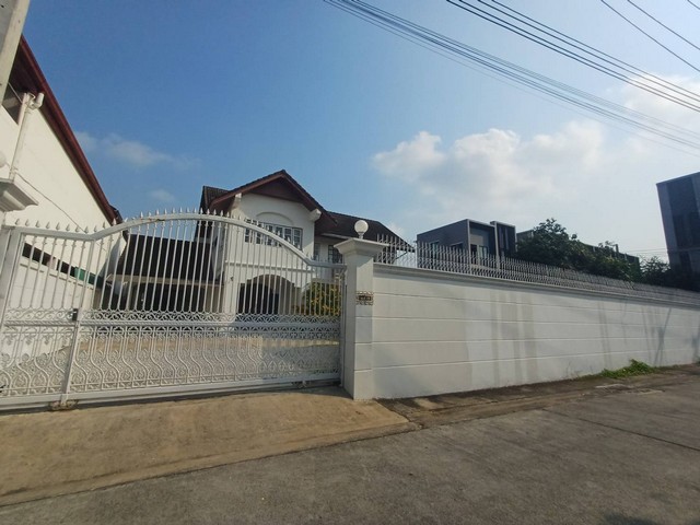 ให้เช่าบ้านเดี่ยวพร้อมโกดัง บนเนื้อที่ 208 ตรว. ลาดปลาเค้า8 จอดรถได้หลายคัน เข้าออกลาดพร้าววังหิน เสนานิคม ประเสริฐมนูกิจ เลียบด่วน