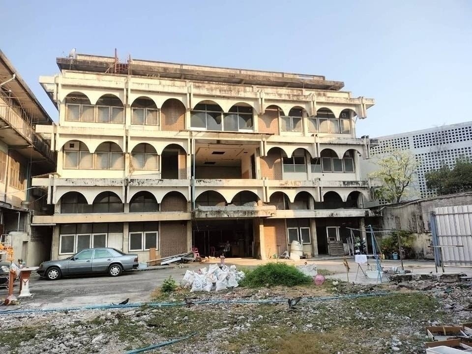 ให้เช่าถูกมาก เหมาะทำร้านอาหาร ตึก 1/2ไร่  พร้อมอาคาร 4 ชั้น ติดสาทร ใกล้รถไฟฟ้า ติดโรงพยาบาลเยอะ