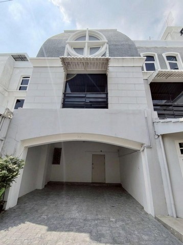 ให้เช่าทาวน์โฮม 4 ชั้น 40 ตร.ว. ซอยเจริญใจ ใกล้ BTS เอกมัย (กำลังรีโนเวท)