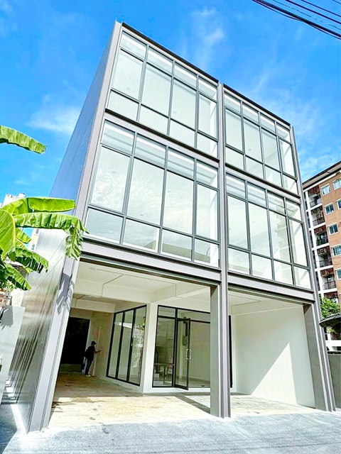 บ้านจอดรถสปอร์ต ให้เช่า-ขายพื้นที่สำนักงาน 3 ชั้น ใหม่ 24 ตร.วา. 300ตร.ม. Index Living Mall บางนา 1.4 กม. รักสัตว์