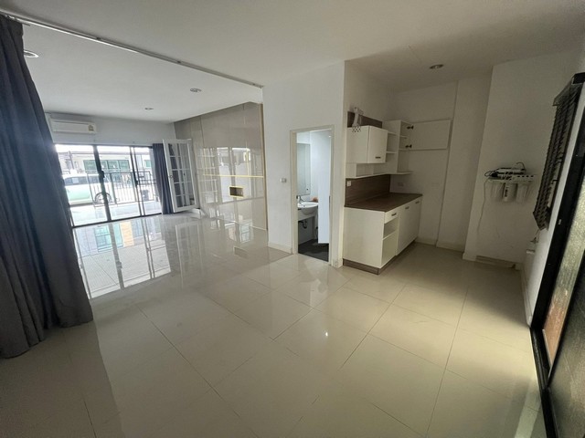 P1573 ให้เช่า ทาวน์โฮม 3 ชั้น โครงการ ทรีโอ ร่มเกล้า Trio Romklao ถนนร่มเกล้า เขตมีนบุรี