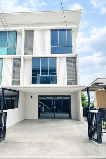 พร้อมเฟอร์ฯ ใกล้สวนสยาม 1.3 กม. สวนสยาม-เสรีไทย75-83  คฤหาสน์แนวตั้ง ทาวน์โฮมหรู 3 ชั้น หลังมุม 3-4นอน 3 น้ำ 30ตร.ว. 360 ตร.ม.
