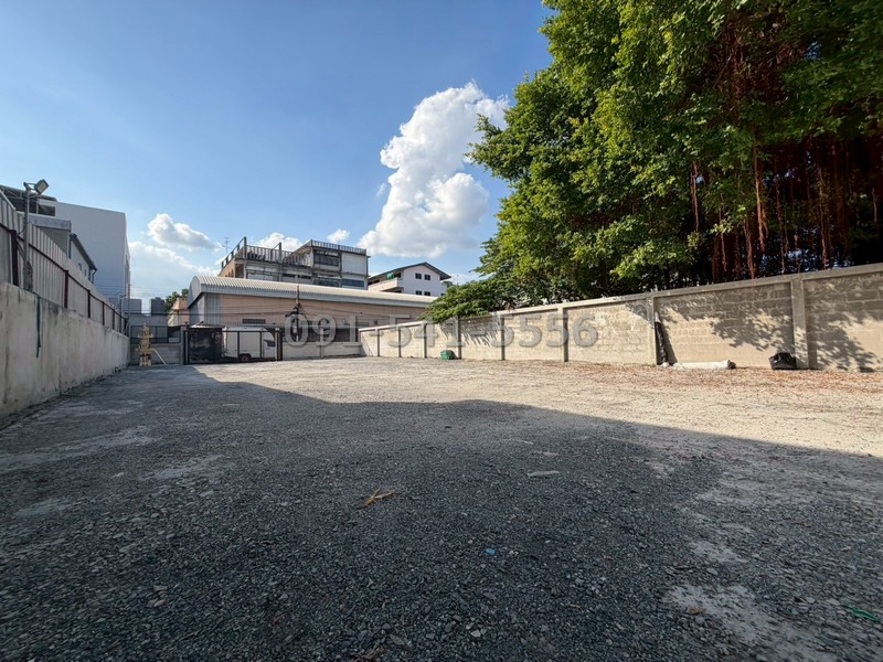 ขายที่ดินเปล่า 100 ตารางวา ริมถนน ซอยอ่อนนุช 69 มีรายได้ค่าเช่า ถมแล้ว ทำแนวเขตชัดเจน พร้อมประตูเหล็ก ใช้งานเป็นลานจอดรถ