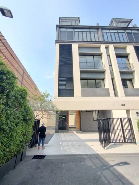 ให้เช่าทาวน์โฮม 3.5ชั้นหลังมุม ย่านThe Nine พระราม9 หัวหมาก รามคำแหง ศรีนครินทร์ พัฒนาการ