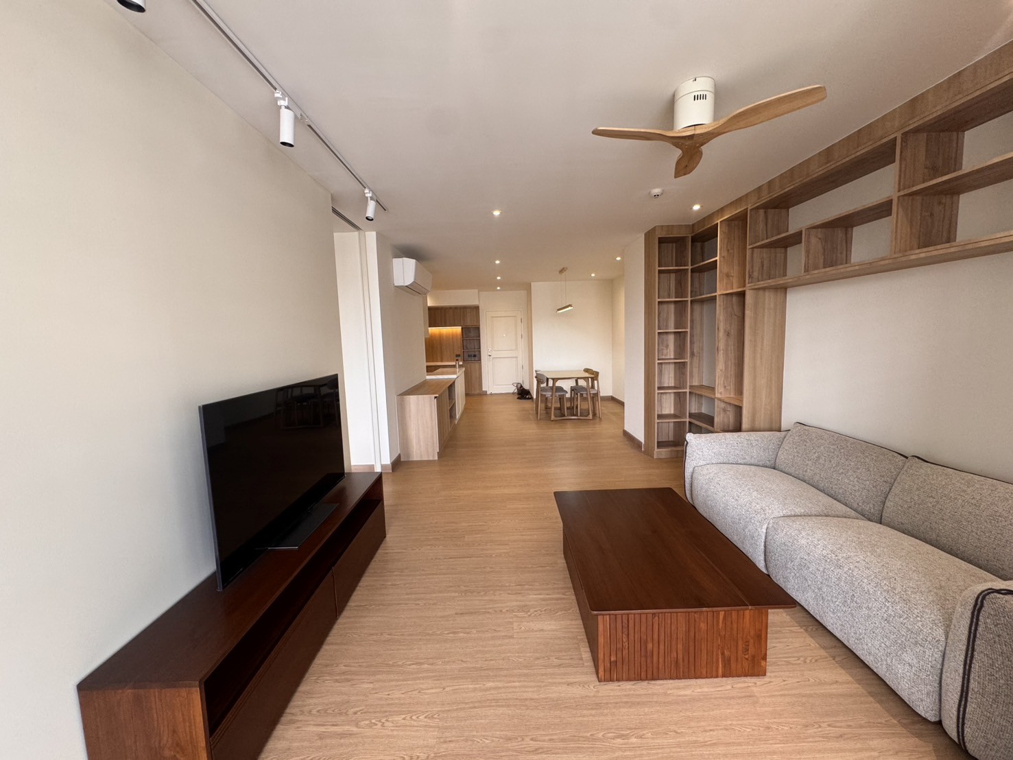 Lake Avenue Sukhumvit 16 spacious secure 8th floor BTS Asoke