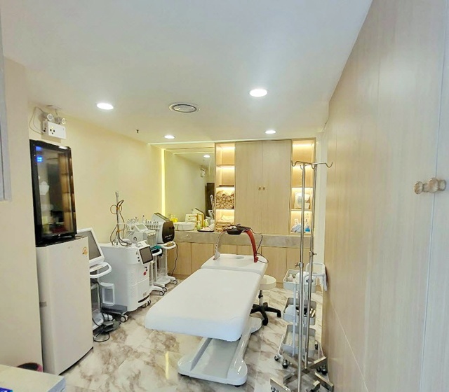 BTSนานา 400ม. เซ้งขาดทุน คลีนิคความงาม ในห้าง คอนโดมิกซ์ยูส ออฟฟิศคอนโด .100 ตร.ม.ทำเลใจกลางสุขุมวิท BTS อโศก 650 ม