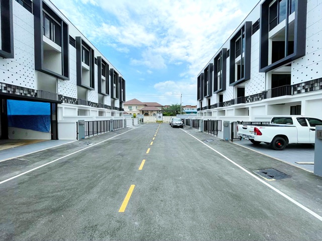 MRT คู้บอน 2 กม. รพ.สินแพทย์ 900 ม.ให้เช่า โฮมออฟฟิศ 4 ชั้น หลังมุม 50 ตร.วา.แฟชั่น700ม. 765 ตร.ม. เดอะพรอมานาด 700 ม.