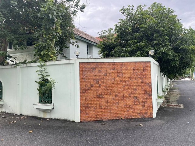 ขายที่ดินพร้อมบ้านเดี่ยว 2 ชั้นหลังมุม 100 ตรว. สุขุมวิท 71 ปรีดีพนมยงค์ 42 เหมาะรีโนเวทอยู่เอง หรือลงทุน ทำเลศักยภาพ โครงสร้างแข็งแรง