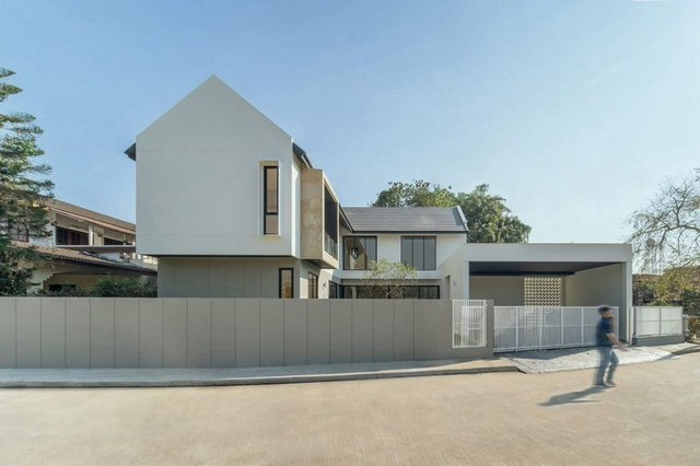 บ้าน 2 ชั้น สไตล์โมเดิร์น รายล้อมด้วยธรรมชาติ สันผีเสื้อ