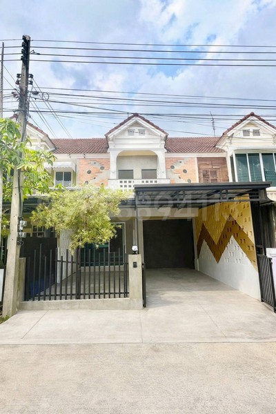 ขายทาวน์เฮ้าส์ 2 ชั้น มบ.ปิยวรารมย์ คลอง 4 เนื้อที่ 24 ตรว 3นอน 2น้ำ หันหน้าทิศตะวันออก เดินทางสะดวก เข้าเมืองได้หลายเส้นทาง