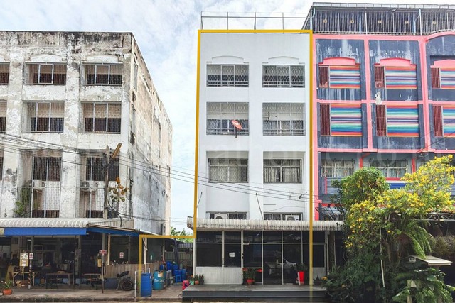 ลดราคา อาคารพาณิชย์ 4 ชั้นครึ่ง 2 คูหา คลองหลวง 1 ใกล้ตลาดไท ราคาถูก