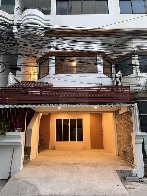 ให้เช่าโฮมออฟฟิศ 4.5 ชั้น 28 ตร.ว. ซอยวิภาวดี 22 สไตล์มินิมอล ด้านหลังติดการบินไทย