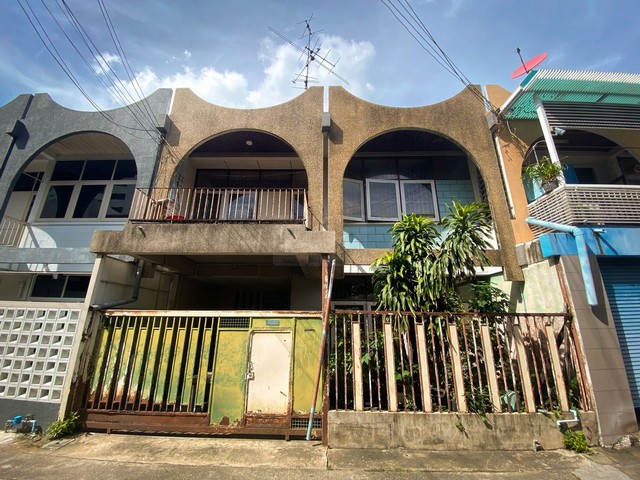 ให้เช่าทาวน์เฮ้าส์ 2 ชั้น 24 ตร.ว. 180 ตร.ม. ซอยเอกมัย 12 ทำเลศักยภาพใจกลางเมือง โครงสร้างแข็งแรง เหมาะกับการรีโนเวทหรือตกแต่งใหม่