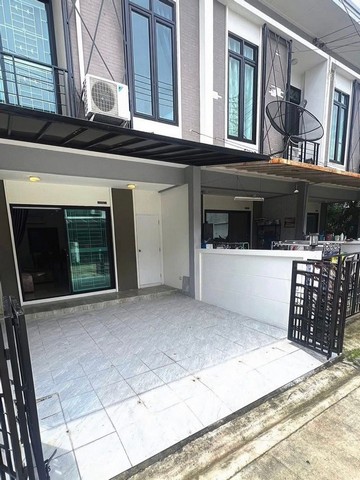 ขายทาวน์โฮม 2 ชั้น พร้อมอยู่ แหล่งชุมชน สี่แยกซากค้อ ศรีราชา ชลบุรี FP-H01585