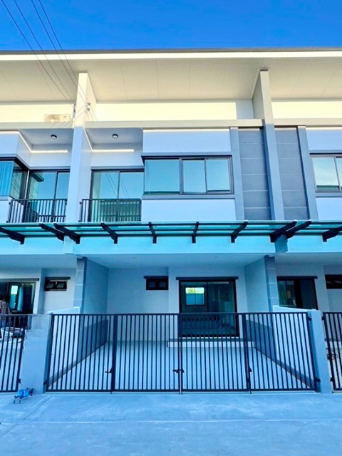 ทาวน์โฮม 2 ชั้น พร้อมเฟอร์ฯครบ 3 นอน ตลาดจัมโบ คลอง3 ผู้ใช้คนแรก บงกช ธรรมกาย รังสิตคลอง2 1.7กม. 2 น้ำ ม.ธรรมศาสตร์  20ตร.ว. ตลาดไท 3กม.