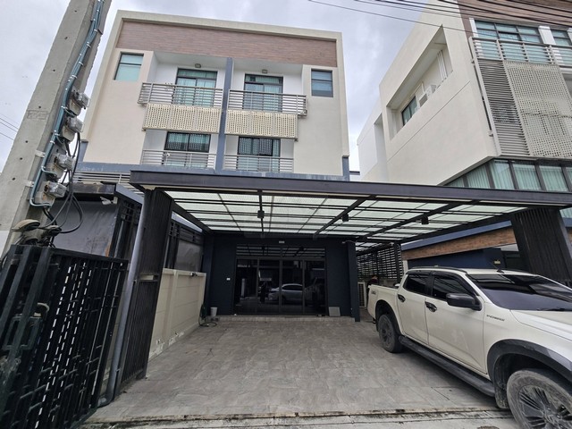 ให้เช่าโฮมออฟฟิศ 3.5 ชั้น 172 ตรม. DISTRICT ดิสทริค เอกมัย-รามอินทรา (รามอินทรา 40) ย่านเลียบด่วน Modern Luxury Style พร้อมแอร์ทุกชั้น