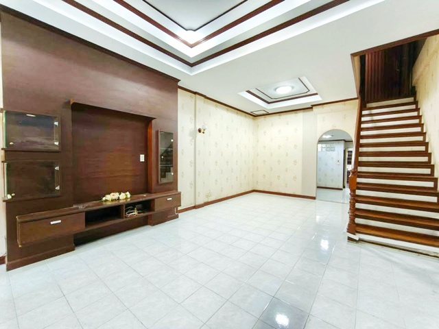 ม.รัตนบัณฑิต 3กม.รักสัตว์ ให้เช่าทาวน์โฮม 3 ชั้น 28 ตร.วา.เดอะมอลล์ บางกะปิ 2.6 กม.MRT ลาดพร้าว101 1.3 กม.