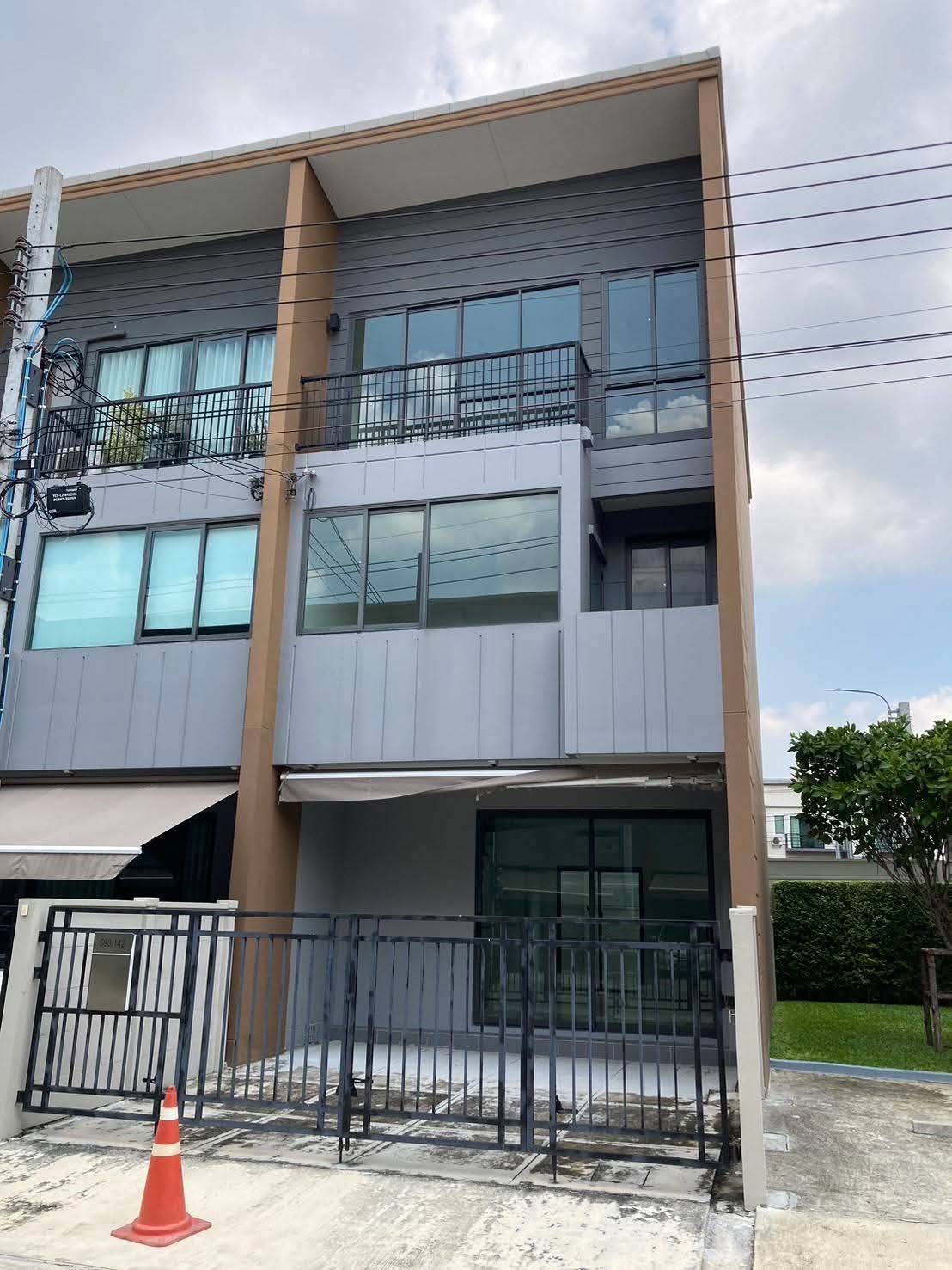 ขายทาวน์โฮม 3 ชั้น หลังริม บ้านใหม่ไม่เคยเข้าอยู่ โครงการบ้านกลางเมือง สุขุมวิท-อ่อนนุช