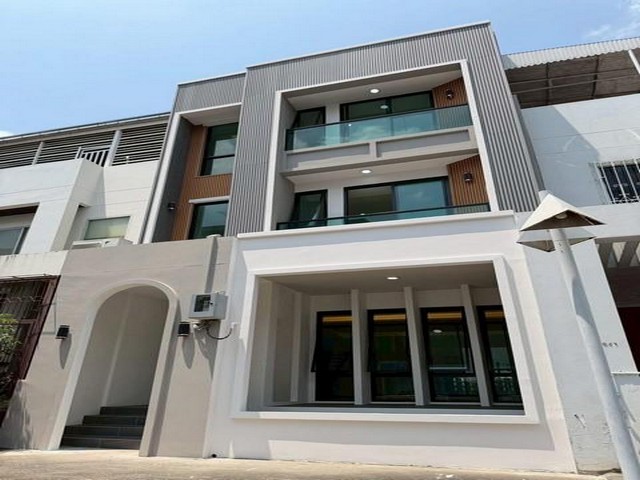 ขายทาวน์โฮม 4.5ชั้น โครงการ โพรมิเน็นท์ เพลส สุขุมวิท101 ปุณณวิถี บ้านรีโนเวทใหม่ทั้งหลัง พร้อมอยู่ทันที