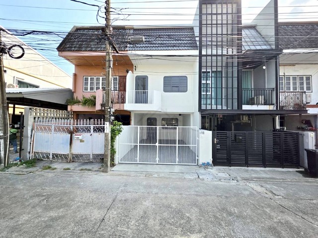 ให้เช่าทาวน์เฮาส์ 2 ชั้น ซอยโชคชัย 4 ซอย 55 รีโนเวทใหม่ Fully Furnished พร้อมอยู่