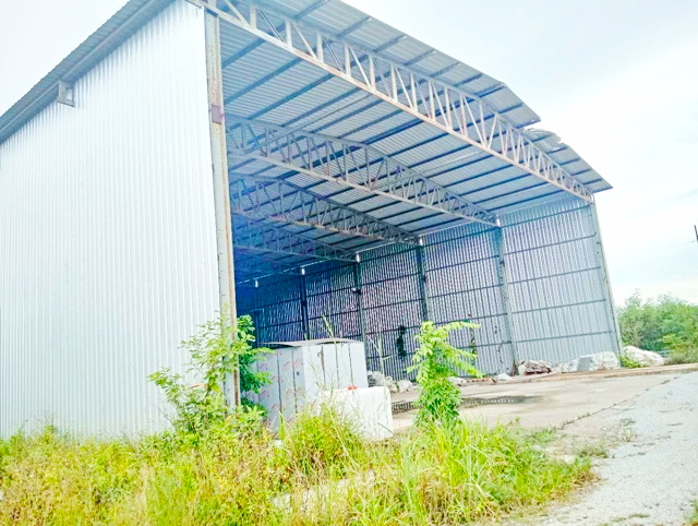 ให้เช่าโรงงาน พร้อมออฟฟิศ ขอใบรง.4ได้ ตลาดสดเขาไม้แก้ว 1.4 กม.พื้นที่สีเหลือง  1800 ตร.ม. รร.นานาชาติรักบี้ 3.5 กม.บางละมุง-ชลบุรี.