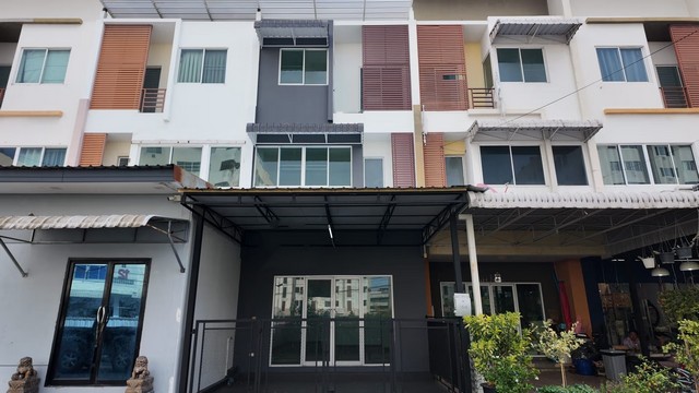 ขายทาวน์เฮ้าส์ 3 ชั้น   โครงการ ปริญ รามอินทรา-วัชรพล  เขตบางเขน กรุงเทพฯ ห่างจาก ตลาดนัดเลียบด่วนรามอินทรา 4.6 กม.
