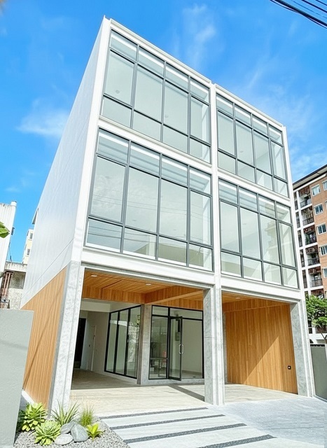 รร.นานาชาติราฟเฟิลส์อเมริกัน 200 ม. 4 นอน Index Living Mall บางนา 1.4 กม. ให้เช่า พื้นที่สำนักงาน 3 ชั้น ใหม่ 25ตร.วา. 305ตร.ม. รักสัตว์