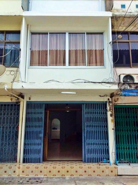 ตลาดเอกมัย 500 ม. ฟู้ดแลนด์ เพชรบุรี 300 ม.ให้เช่าตึกแถว 3 ชั้น 18 ตร.วา. 210 ตร.ม.  2 นอน 1 น้ำ อาร์ซีเอ 1.1 กม.