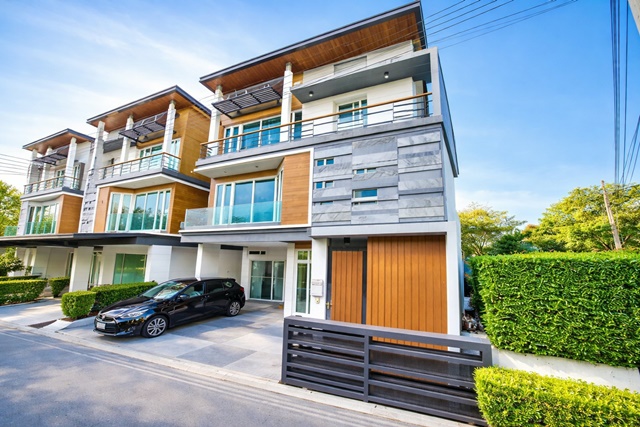 พร้อมสระว่ายน้ำพรีเมียม  บ้านหรู 3 ชั้น ตกแต่งสวย 4นอน เซ็นทรัลลาดพร้าว  ยูเนี่ยนมอลล์ 1.2 กม.  6น้ำ 57ตร.วา 230ตร.ม.BTS ห้าแยกลาดพร้าว