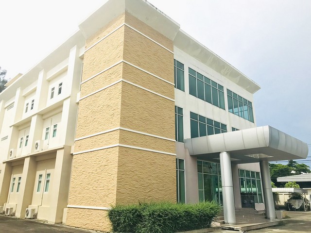 ขาย สำนักงานพร้อมโกดังขนาดใหญ่ ขนาด 580 ตรม.อีก 2 หลัง บนที่ดิน 10 ไร่ กระทุ่มแบน