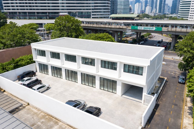 BTS สุรศักดิ์ 300 ม.ใกล้รร.กรุงเทพคริสเตียน 2 กม. 4 นอน 4 น้ำ 820 ตร.ม.โกดัง 2 ชั้น 6 คูหา รีโนเวทใหม่