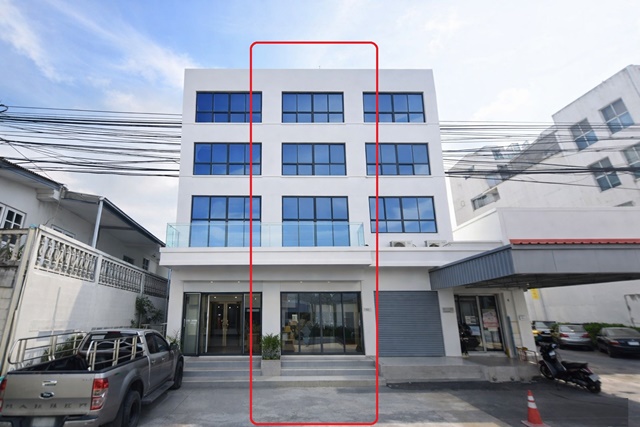 ถนนลาดพร้าว 117-121 อาคารพาณิชย์3.5ชั้น ให้เช่า 1-2นอนเดอะมอลล์ บางกะปิ 800ม. MRTลำสาลี 900 ม.  2 ห้องน้ำ ใกล้แฮปปี้แลนด์300 ม.  210 ตร.ม.