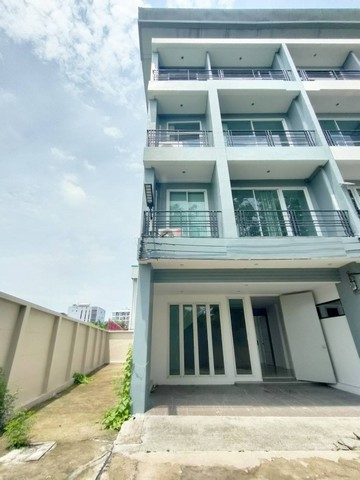 ให้เช่าทาวน์โฮม4ชั้นห้องมุม300ตร.ม.ย่านรามอินทราใกล้แฟชั่นไอแลนส์MRTวงแหวนรามอินทรา