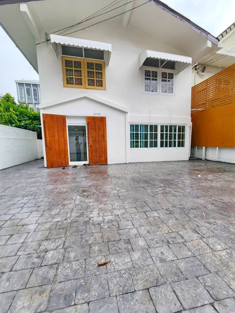 BTSแบริ่ง 900ม. ศูนย์ประชุม ไบเทค 1.2 กม  4นอน ให้เช่าคฤหาสน์ ร้านค้า 2ชั้น 50ตร.วา. 200ตร.ม.  ถ.สุขุมวิท ศรีนครินทร์ ลาซาล