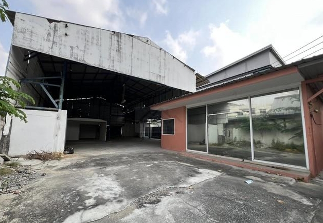 ให้เช่าโกดัง 100 ตรว. ปากซอยนาคนิวาส 18 ลาดพร้าว 71 ทำเลดี เลียบด่วน