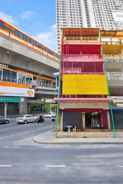 ตรงข้ามม.รามคำแหง 600 ม.  ให้เช่าอาคารพาณิชย์ 2 คูหา 5 ชั้น 15แอร์ 14นอน MRT รามคำแหง 1.2 กม.รามคำแหง 37-45