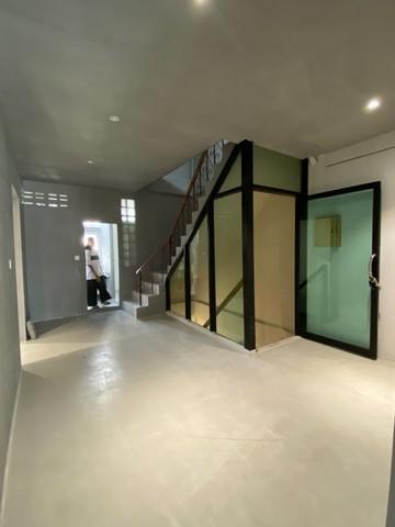 P2038 ขาย ให้เช่า อาคารพาณิชย์ 4 ชั้น 2คูหา รีโนเวทใหม่ ริมถนนสุขุมวิท ไม่มีที่จอดรถ ใกล้ลานจอดรถห้างไทยซินสแควร์