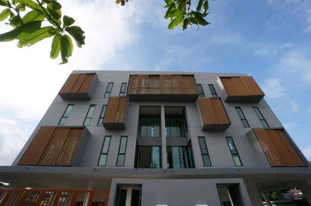 ให้เช่าบ้านเดี่ยว4ชั้น4นอนย่านรัชดา32ลาดพร้าวใกล้MRTลาดพร้าวจอดรถได้5คันใช้ที่อยู่จดทะเบียนได้มีดาดฟ้า